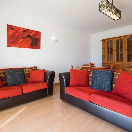 Two Bedroom Ground Floor Olhos De Agua Apartment *